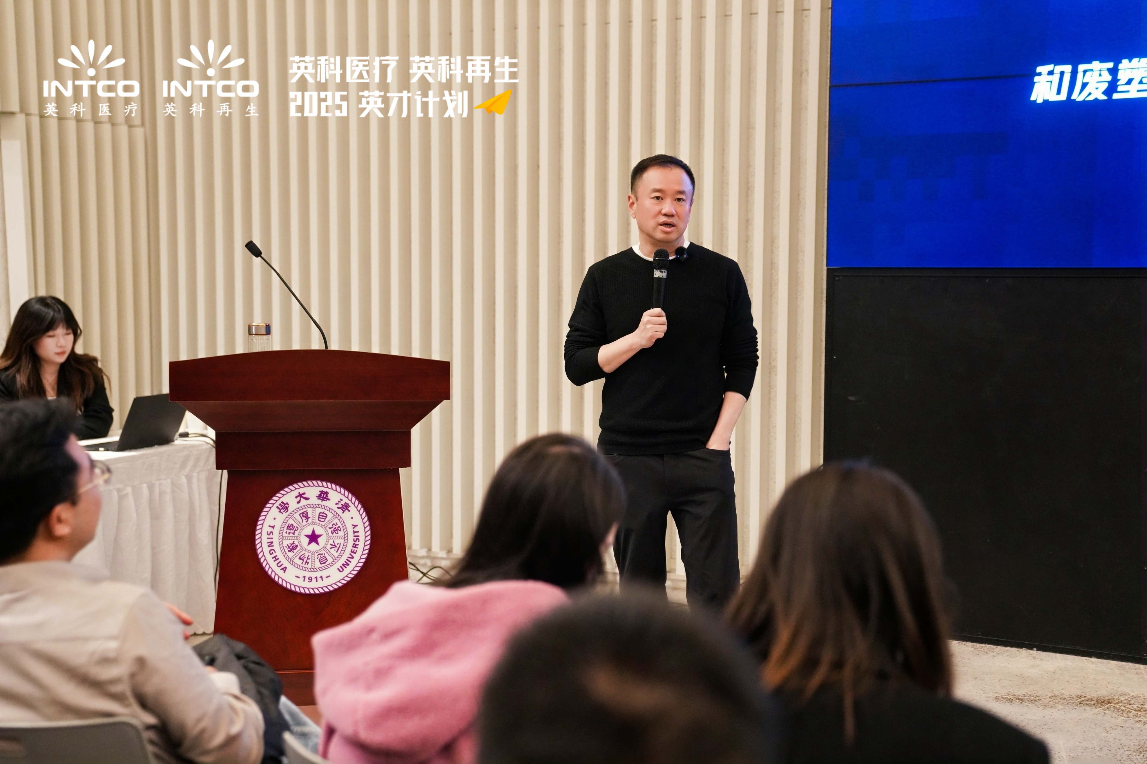 72779太阳集团董事长刘方毅向在场学子分享了自己的创业历程